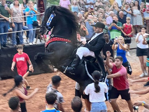 Jaleo de caballos en la playa de Cala en Porter