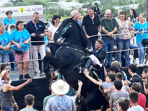 Jaleo de caballos en la playa de Cala en Porter