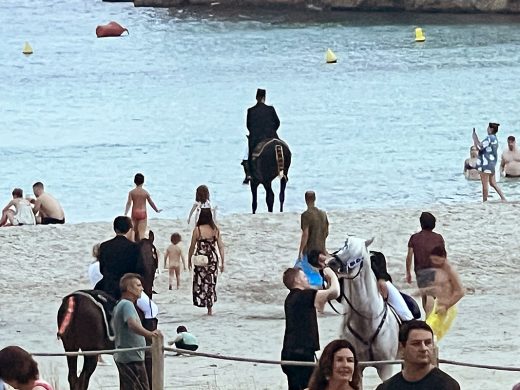 Jaleo de caballos en la playa de Cala en Porter