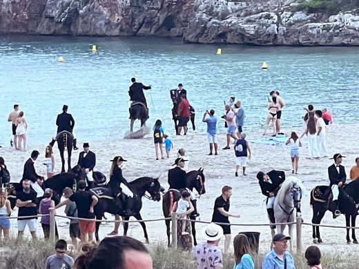 Jaleo de caballos en la playa de Cala en Porter