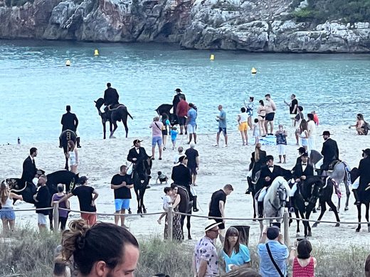 Jaleo de caballos en la playa de Cala en Porter