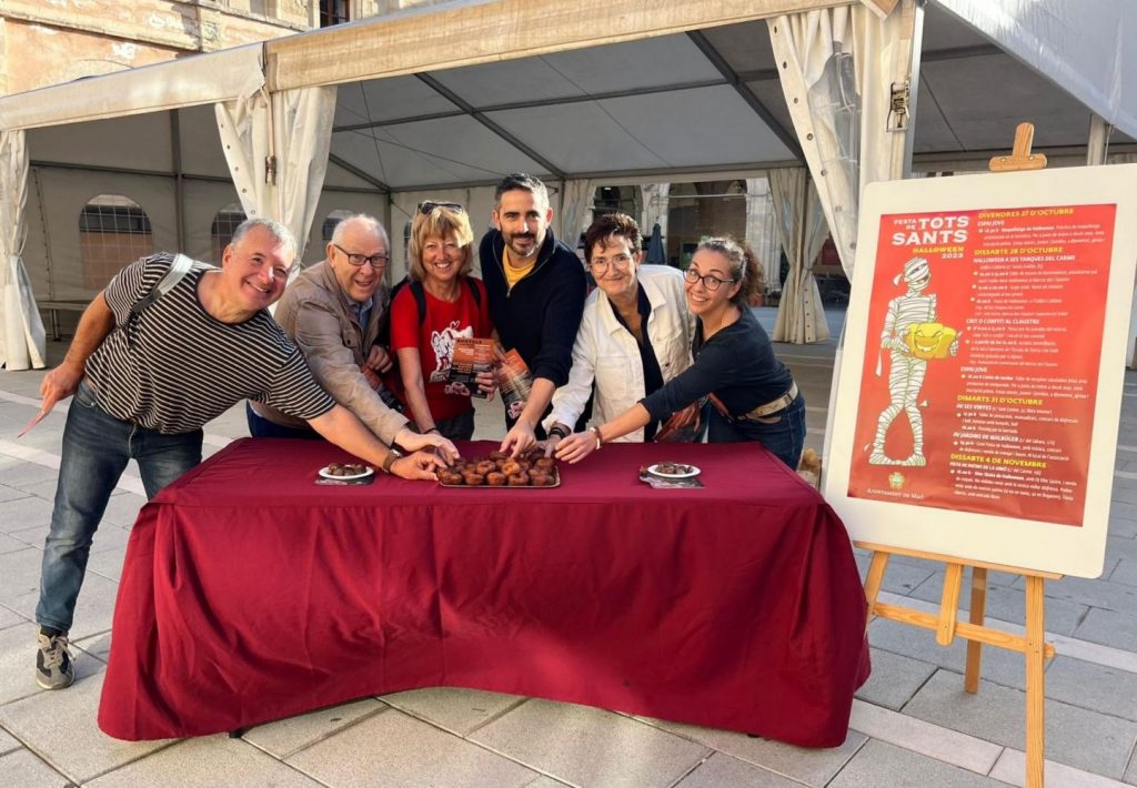 Maó celebra Tots Sants con un concurso de bunyoles, castanyada y Halloween.