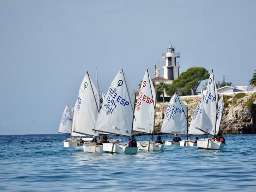 (Fotos) Bruno Sanz y Neus Soler destacan en el Trofeu Comodor Sebastià Gordi 2023 de Optimist