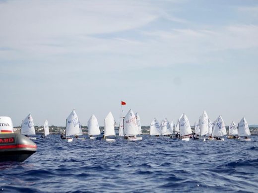 (Fotos) Bruno Sanz y Neus Soler destacan en el Trofeu Comodor Sebastià Gordi 2023 de Optimist