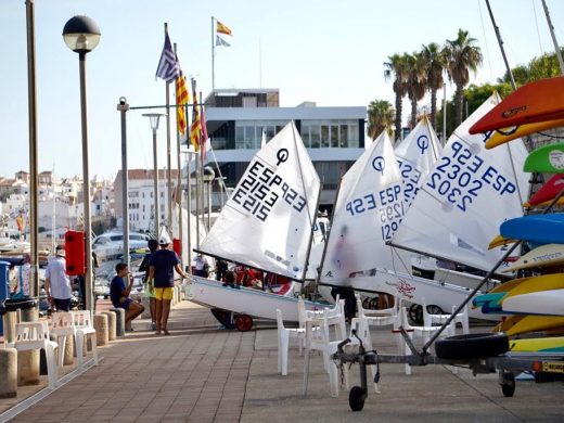 (Fotos) Bruno Sanz y Neus Soler destacan en el Trofeu Comodor Sebastià Gordi 2023 de Optimist