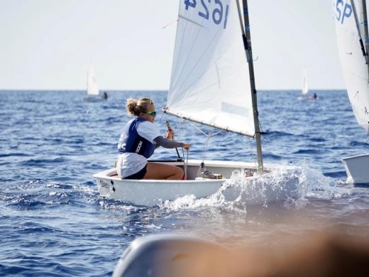 (Fotos) Bruno Sanz y Neus Soler destacan en el Trofeu Comodor Sebastià Gordi 2023 de Optimist