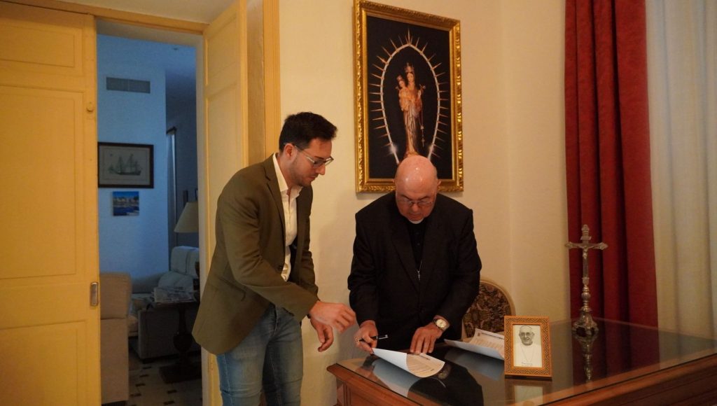 El conseller Joan Pons, y por el obispo de Menorca, Gerard Villalonga