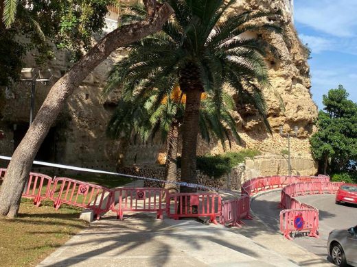 (Fotos) Cierran parte del Parc Rochina por un desprendimiento de piedras