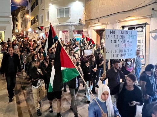 (Fotos) Más de 500 personas protestan en Maó contra el “genocidio” en Gaza