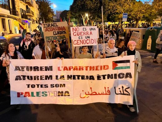 (Fotos) Más de 500 personas protestan en Maó contra el “genocidio” en Gaza