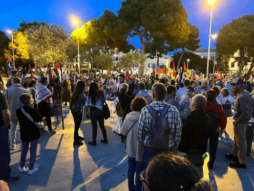 (Fotos) Más de 500 personas protestan en Maó contra el “genocidio” en Gaza