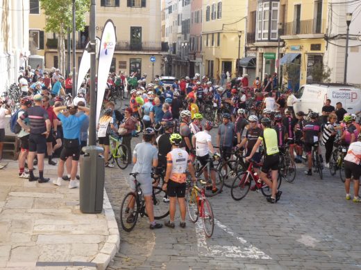 La Volta Cicloturista Internacional a Menorca ya pedalea