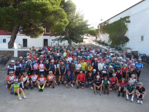 La Volta Cicloturista Internacional a Menorca ya pedalea