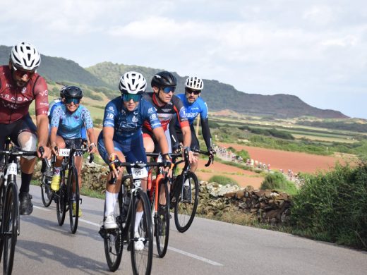 (Fotos) 300 cicloturistas toman las carreteras de Menorca