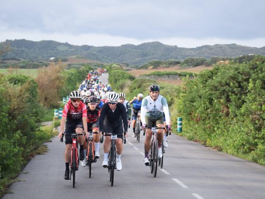 (Fotos) 300 cicloturistas toman las carreteras de Menorca