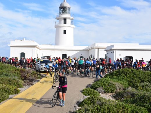 (Fotos) 300 cicloturistas toman las carreteras de Menorca