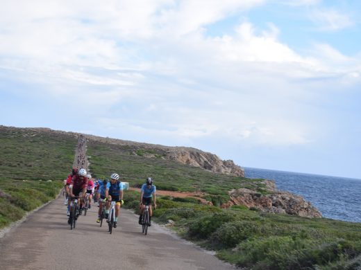 (Fotos) 300 cicloturistas toman las carreteras de Menorca