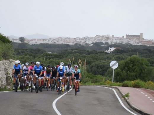 (Fotos) 300 cicloturistas toman las carreteras de Menorca