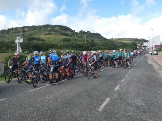 (Fotos) 300 cicloturistas toman las carreteras de Menorca