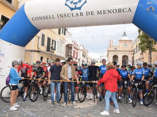 (Fotos) 300 cicloturistas toman las carreteras de Menorca