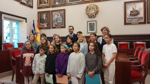 Maó celebra la participación infantil en pleno municipal.