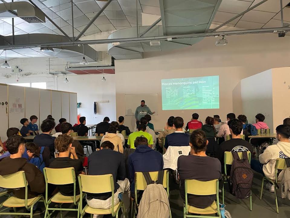 Estudiantes del IES Cap de Llevant asisten a la presentación del programa.