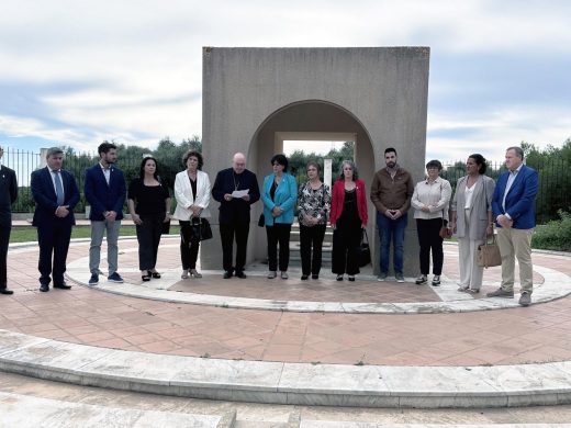 (Fotos y vídeo) Flores y ofrendas llenan los cementerios de Menorca