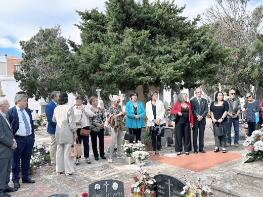 (Fotos y vídeo) Flores y ofrendas llenan los cementerios de Menorca