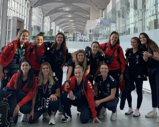 Jugadoras en el aeropuerto.