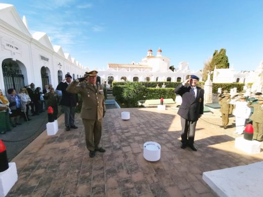 (Fotos) Homenaje en Maó a los militares caídos