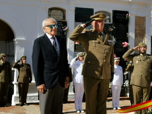 (Fotos) Homenaje en Maó a los militares caídos