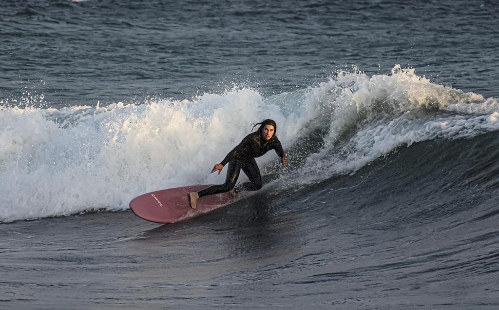 Surfistas en Punta Prima (Fotos: Mikel Llambías)