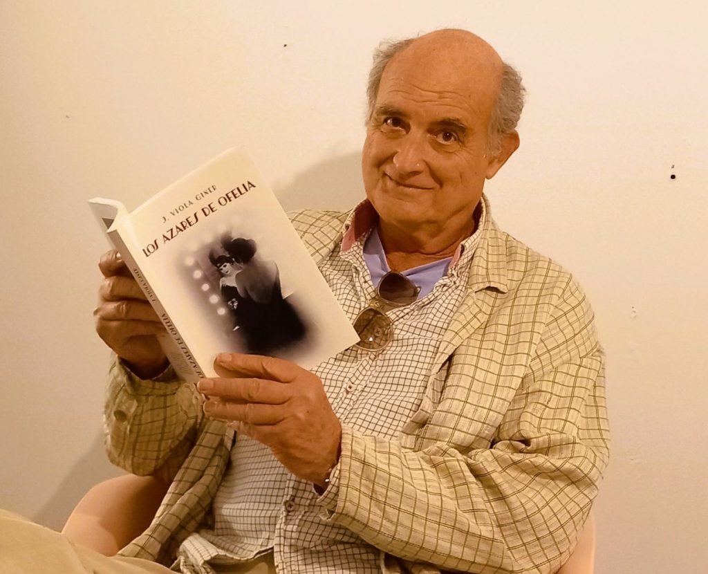 Jordi Viola con un ejemplar de su nuevo libro