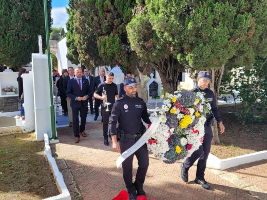 (Fotos y vídeo) Flores y ofrendas llenan los cementerios de Menorca