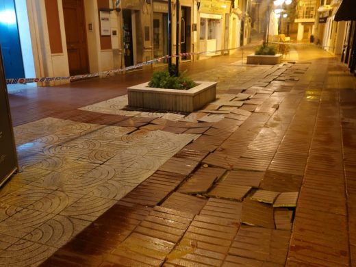 (Fotos) Una tubería de la calle S’Arravaleta de Maó ha reventado durante la madrugada