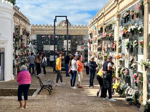 (Fotos y vídeo) Flores y ofrendas llenan los cementerios de Menorca