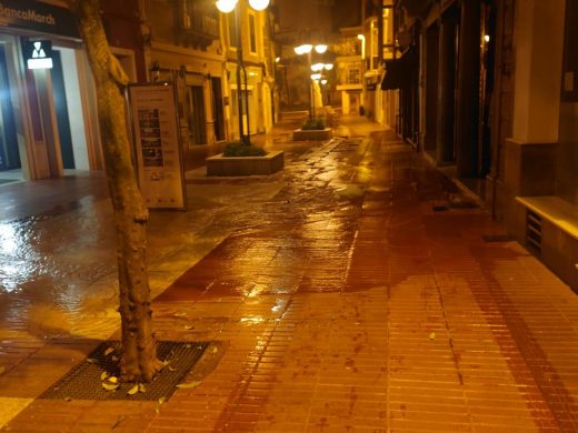 (Fotos) Una tubería de la calle S’Arravaleta de Maó ha reventado durante la madrugada