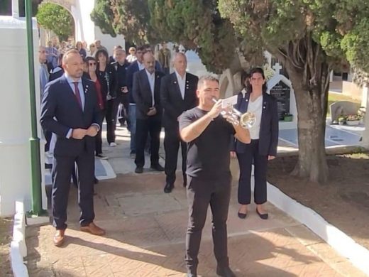 (Fotos y vídeo) Flores y ofrendas llenan los cementerios de Menorca