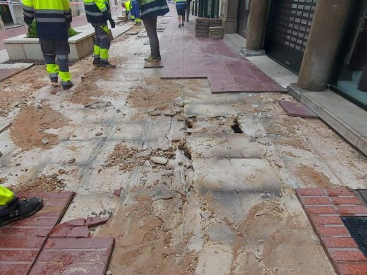 (Fotos) Una tubería de la calle S’Arravaleta de Maó ha reventado durante la madrugada