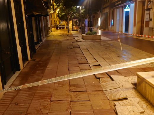 (Fotos) Una tubería de la calle S’Arravaleta de Maó ha reventado durante la madrugada