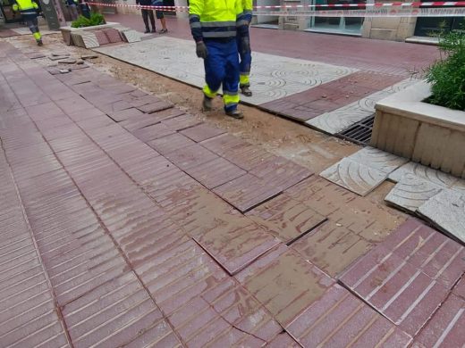 (Fotos) Una tubería de la calle S’Arravaleta de Maó ha reventado durante la madrugada