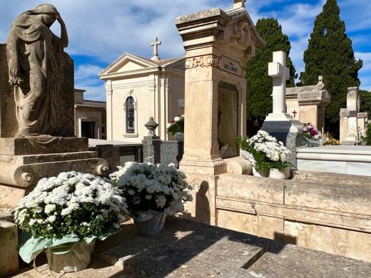 (Fotos y vídeo) Flores y ofrendas llenan los cementerios de Menorca