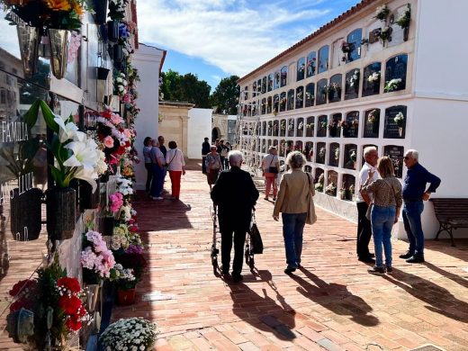 (Fotos y vídeo) Flores y ofrendas llenan los cementerios de Menorca