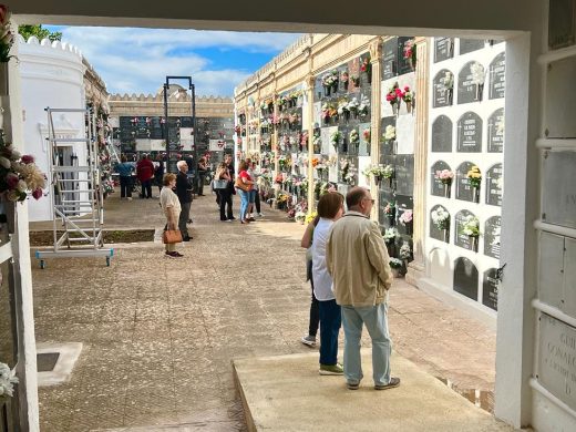 (Fotos y vídeo) Flores y ofrendas llenan los cementerios de Menorca