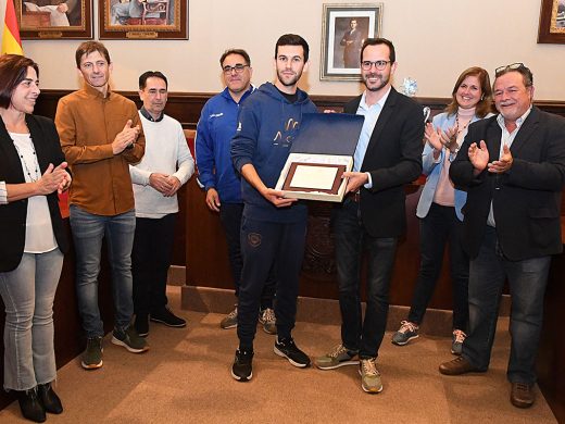 (Fotos) El Ajuntament de Maó honra al campeón de la Copa Regional