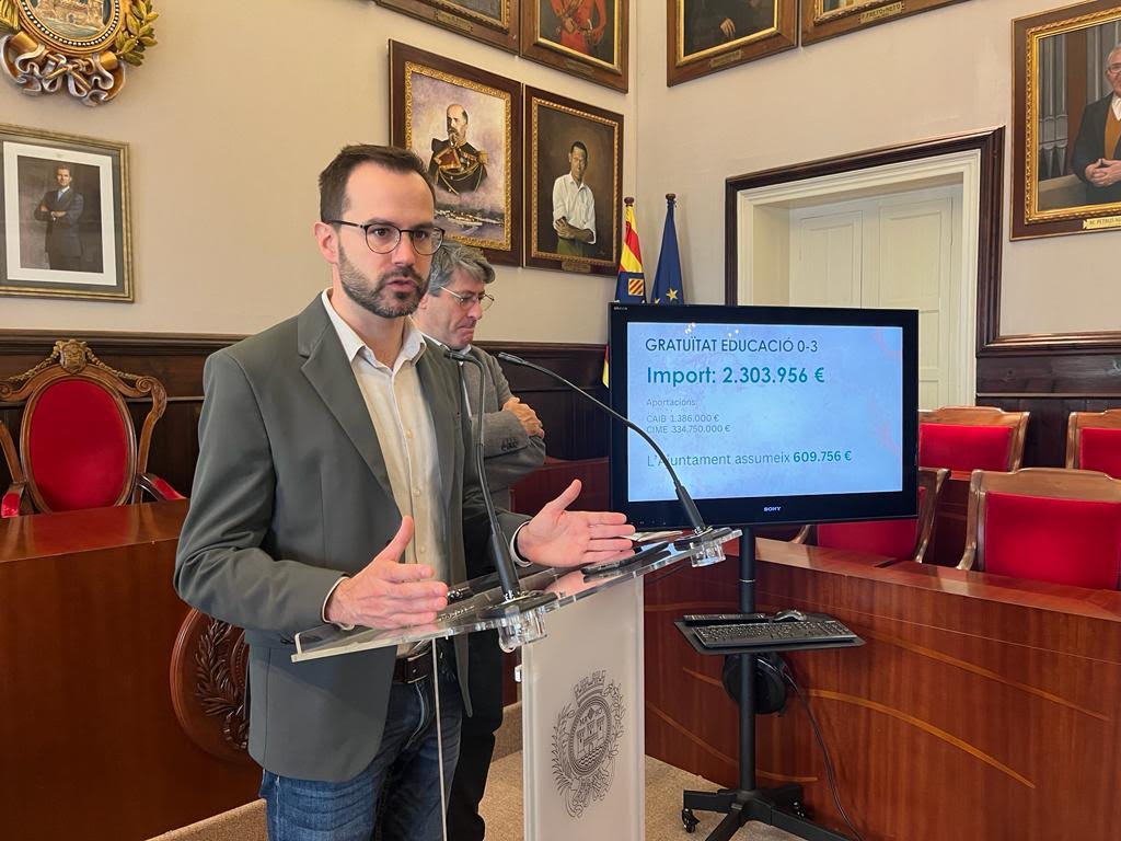 Héctor Pons presentando los presupuestos.