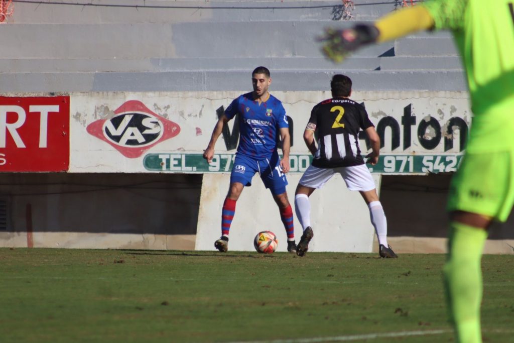 Raúl Villalonga, ante un jugador del Poblense.