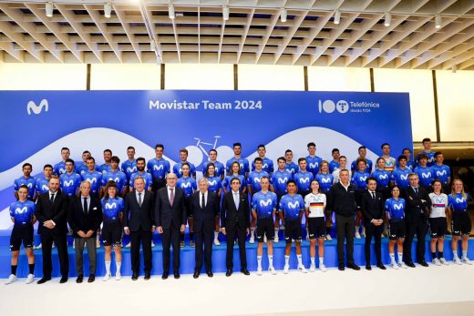 Torres, junto al resto del equipo en la presentación.