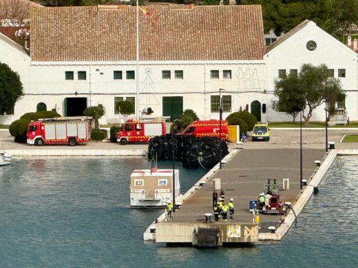 (Fotos) Simulacro de vertido de sustancias tóxicas en el puerto de Maó