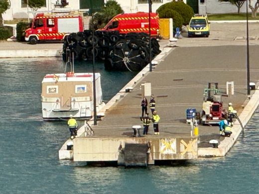 (Fotos) Simulacro de vertido de sustancias tóxicas en el puerto de Maó